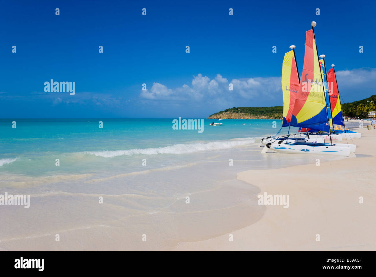 Dickenson Bay Beach, la più grande e famosa spiaggia di Antigua, Isole Sottovento, West Indies, dei Caraibi e America centrale Foto Stock