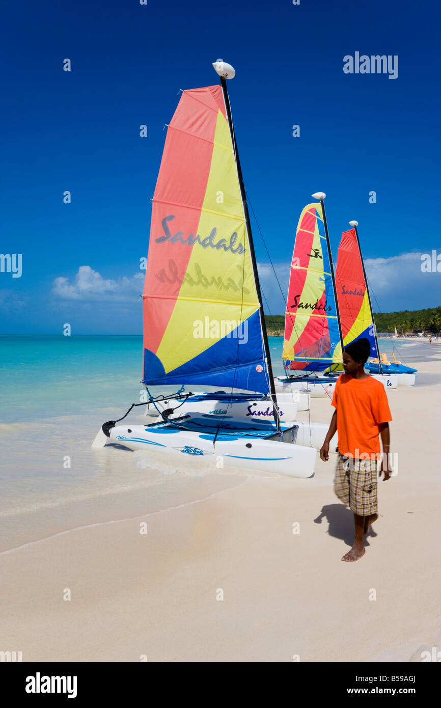 Dickenson Bay Beach, la più grande e famosa spiaggia di Antigua, Isole Sottovento, West Indies, dei Caraibi e America centrale Foto Stock