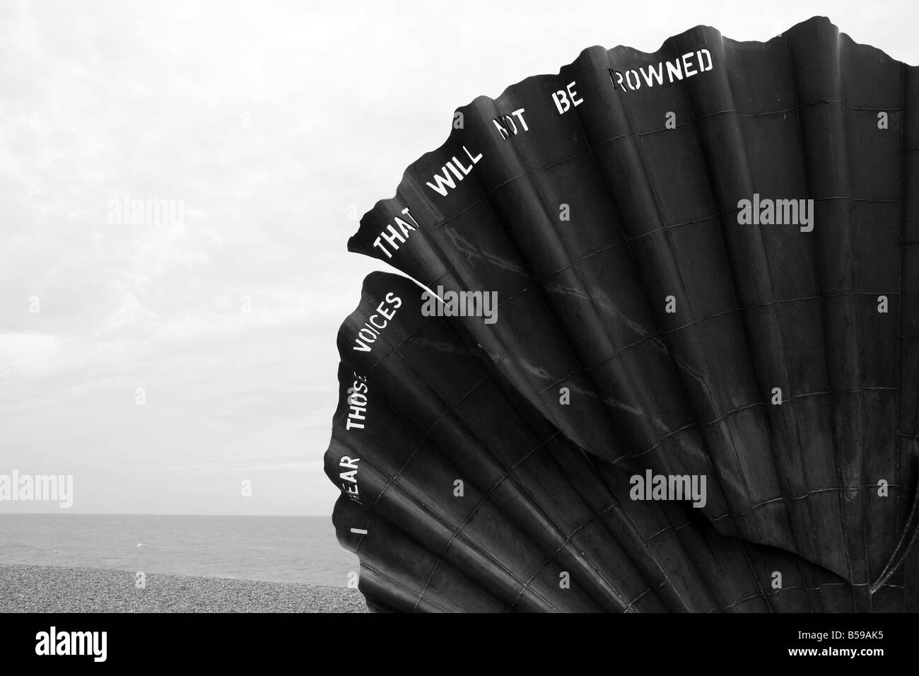 La dentellatura memorial al compositore Benjamin Britten sulla spiaggia di Aldeburgh nel Suffolk in Inghilterra Foto Stock