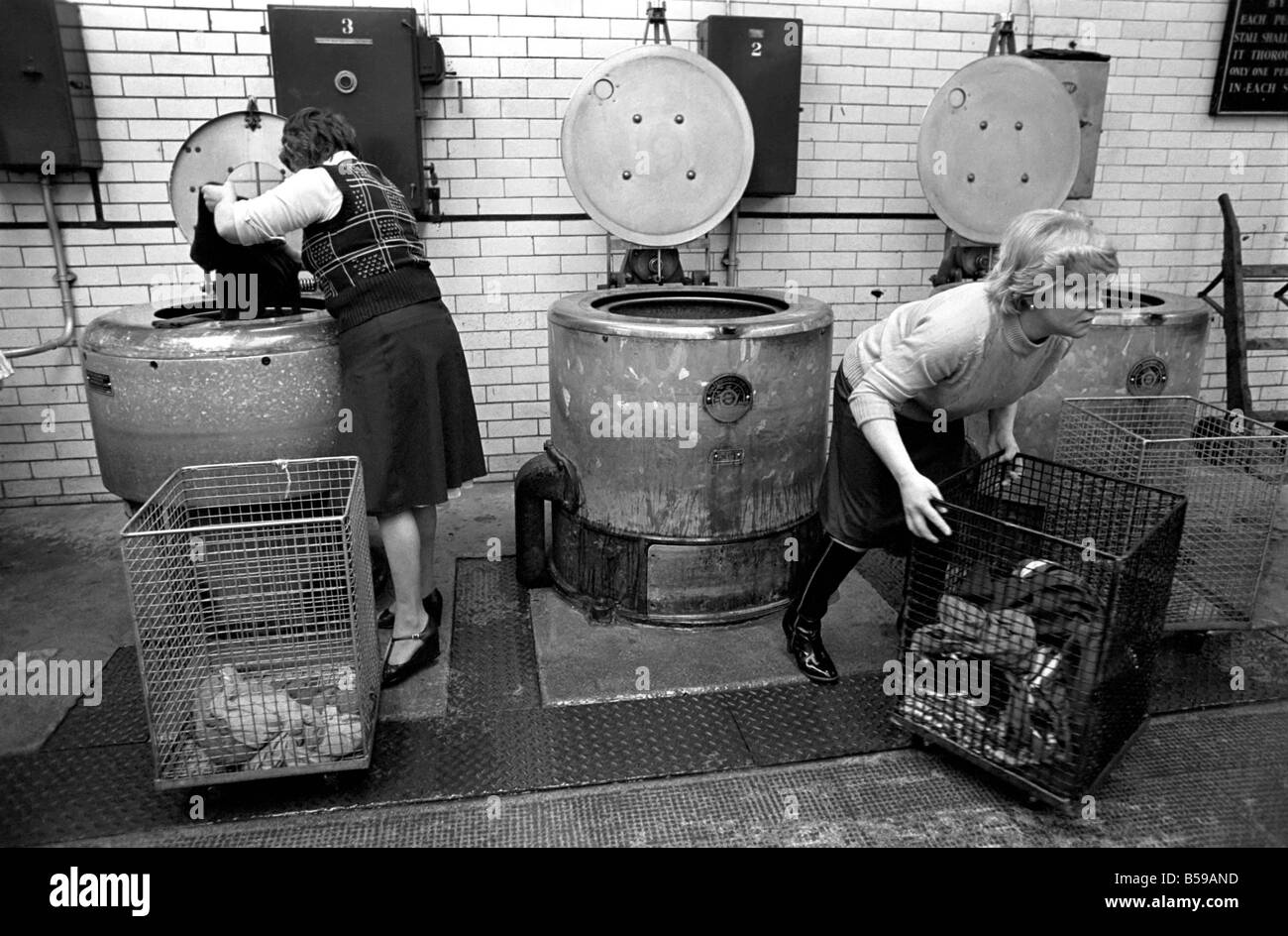 Glasgow Steamies. Scene generale delle donne a fare il bucato in una steamies nella zona Gorbals di Glasgow. Giugno 1981 Foto Stock