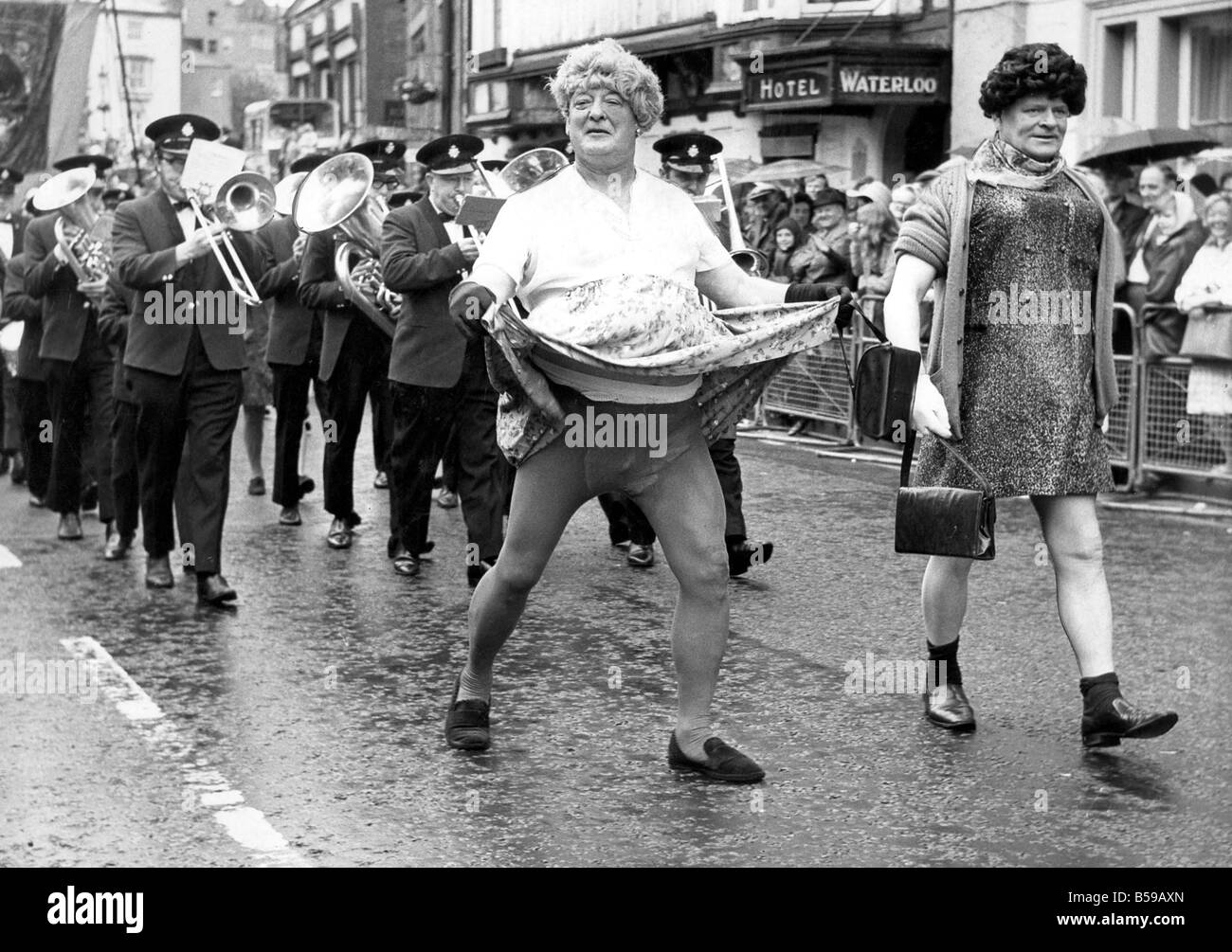 Durham minatori di Gala per due colleghe più a casa presso la faccia di carbone rispetto al lavello da cucina godendo la processione di uomini con abbigliamento usuale Foto Stock
