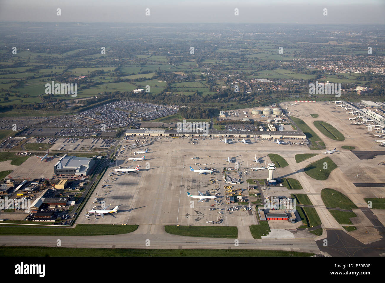 Vista aerea a nord ovest di Londra Gatwick piste di decollo e atterraggio aerei campi paese Crawley West Sussex RH6 England Regno Unito Foto Stock