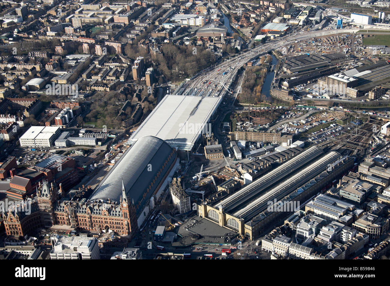 Vista aerea del nord ovest del King s Cross St Pancras Stazioni Ferroviarie British Library interna degli edifici della città blocchi a torre Somers Town Foto Stock