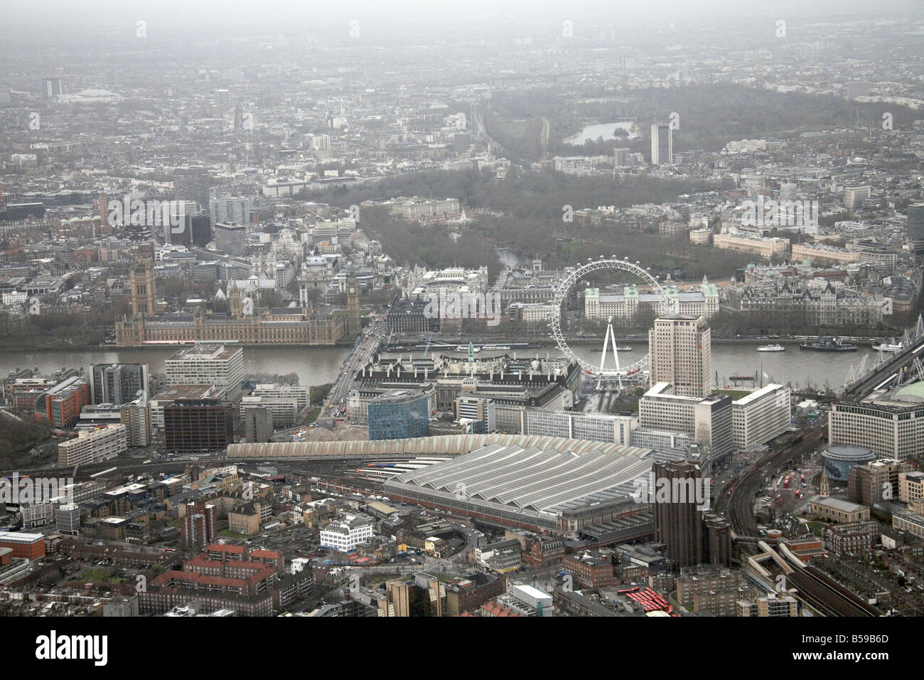 Vista aerea a est di St James s Park Case del Parlamento Fiume Tamigi Westminster Bridge London Eye Stazione Waterloo di Londra SW1 Foto Stock