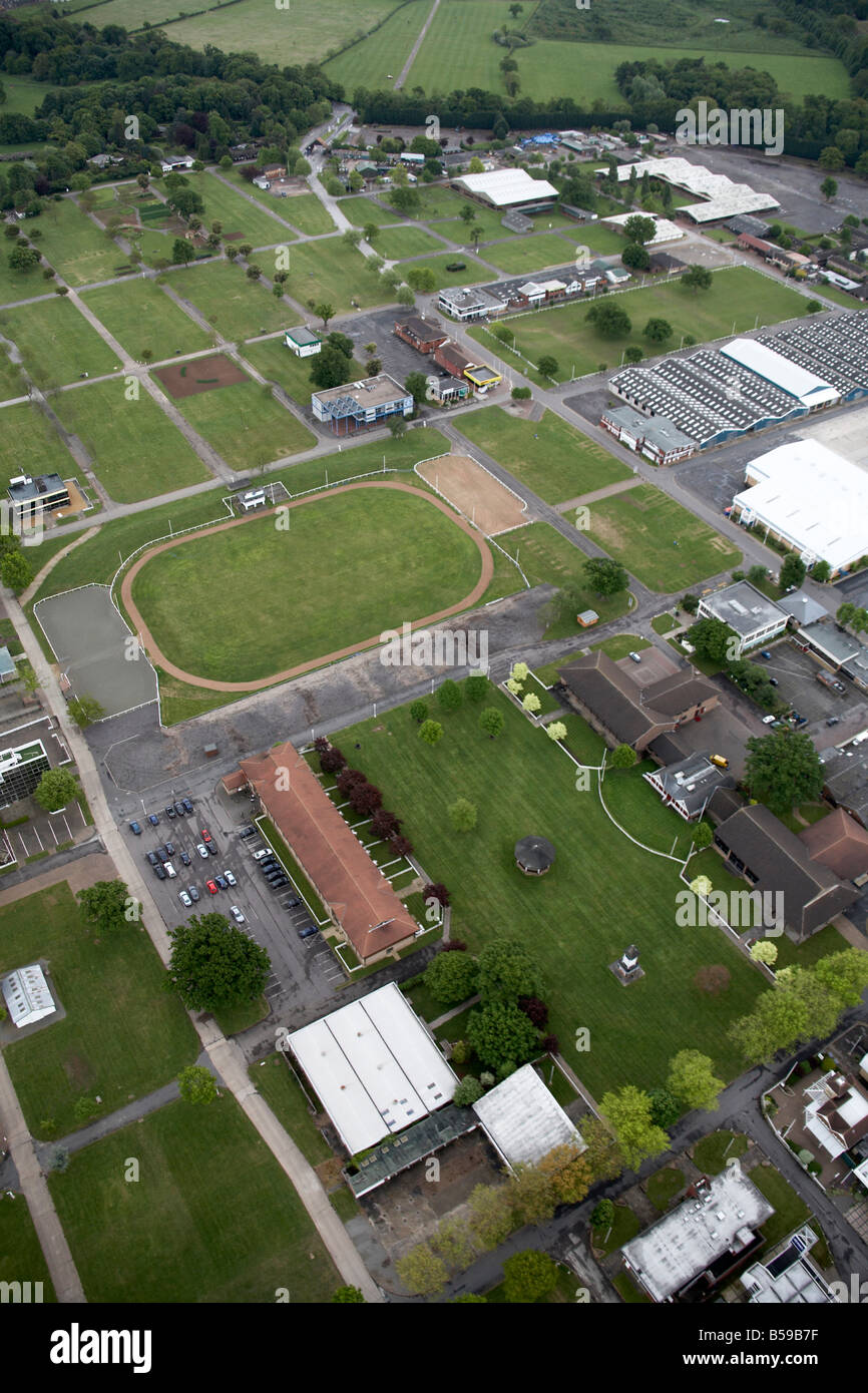 Vista aerea del sud est di Stoneleigh Park Lodge e campi da gioco vicino a Coventry Warwickshire CV8 England Regno Unito Foto Stock