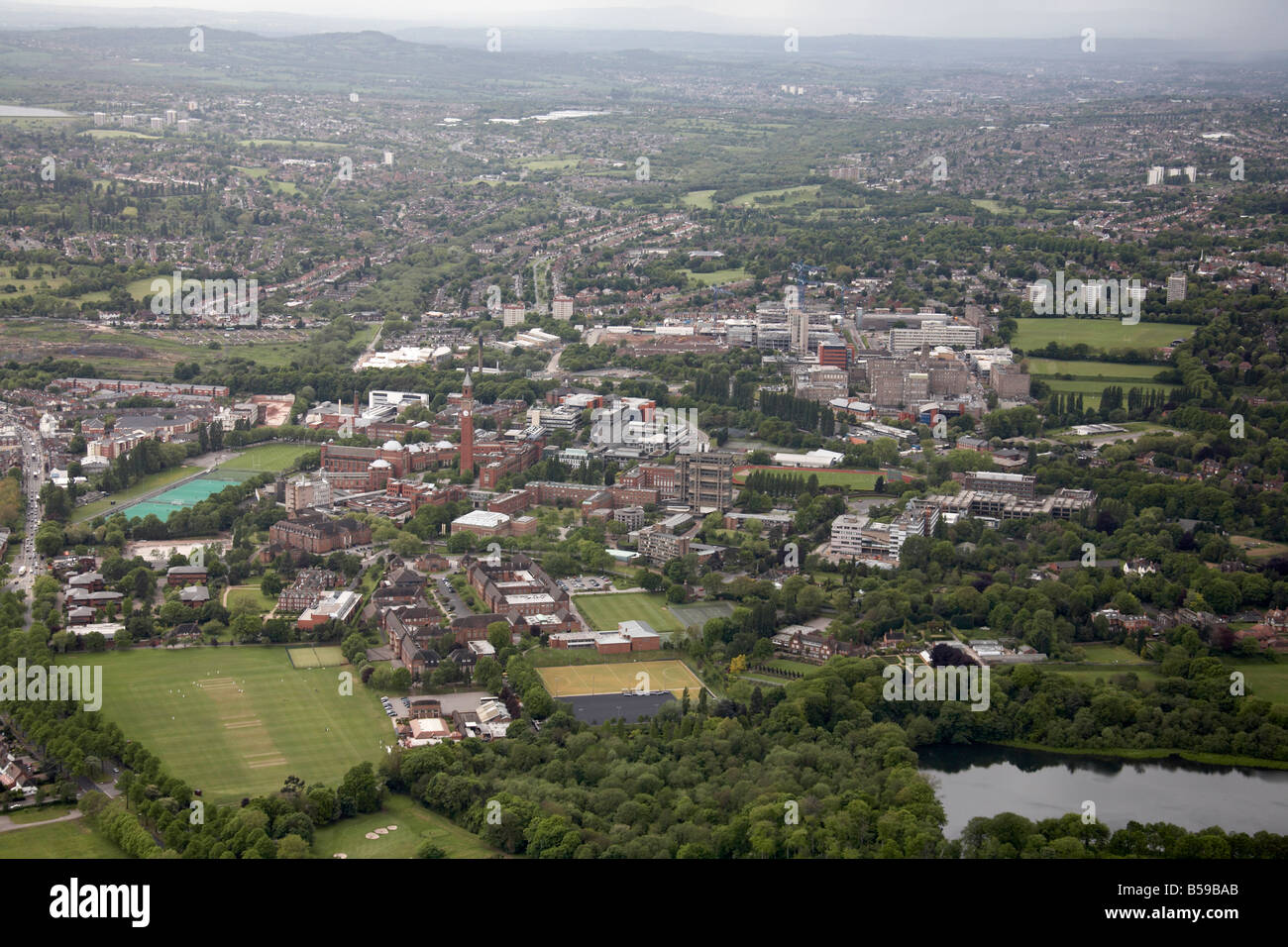 Vista aerea a sud-ovest di King Edwards Scuola Università di Birmingham campi sportivi Edgbaston Piscina alberi case suburbane B15 Foto Stock