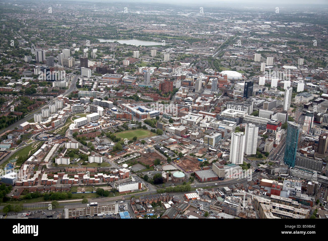 Vista aerea a nord ovest di blocchi di appartamenti blocchi a torre campi sportivi Suffolk Street Queensway A38 Highgate Birmingham B15 Foto Stock