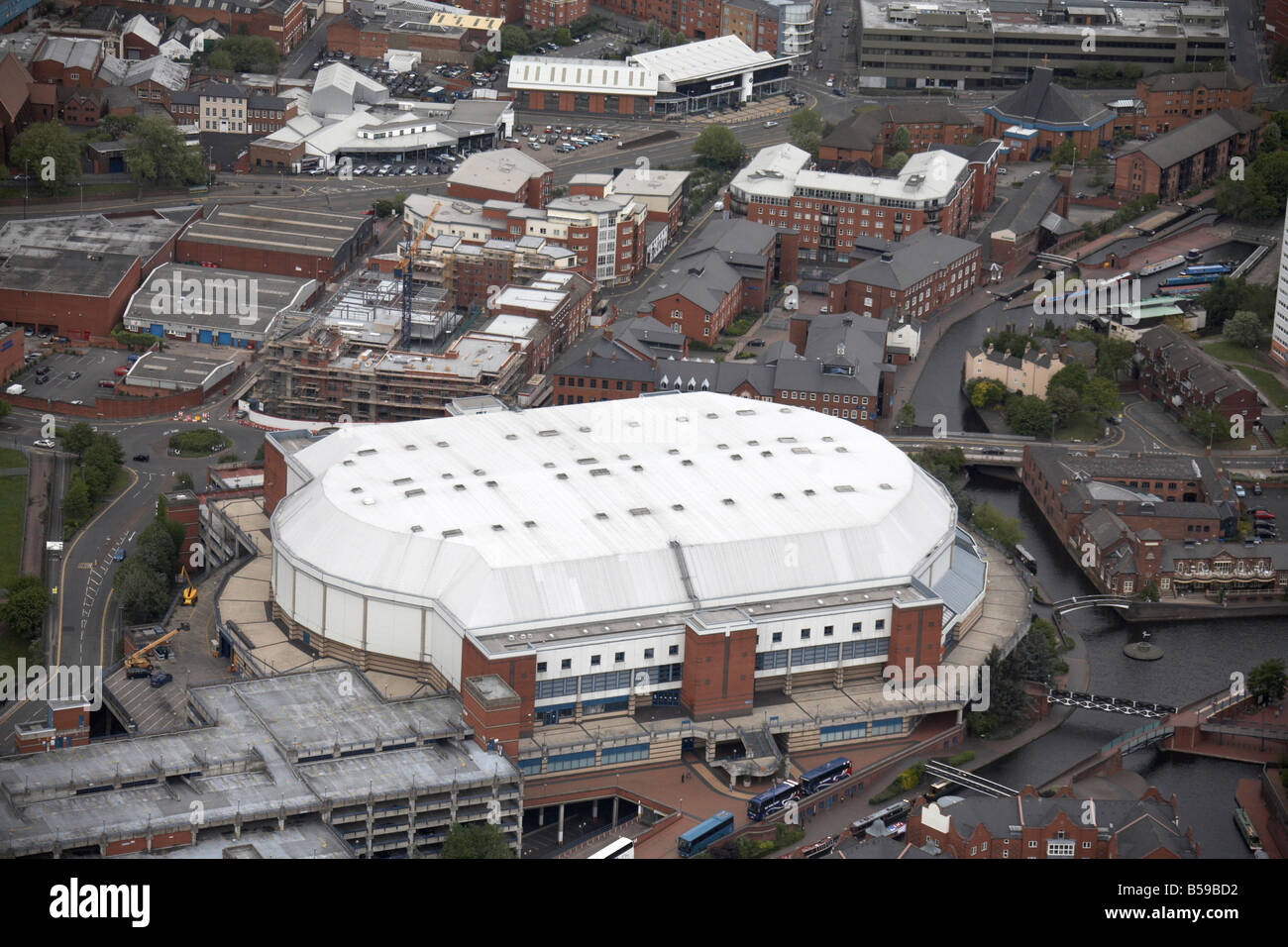 Vista aerea del nord est del National Indoor Arena Saint Vincent Street King Edward s Road canal Birmingham City Centre B1 Engl Foto Stock