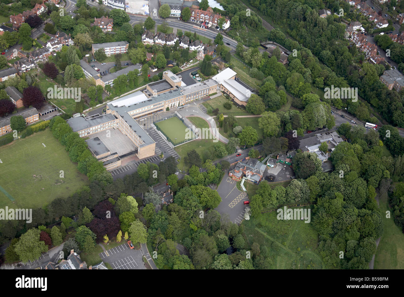 Vista aerea del nord est della scuola Uffculme Queensbridge Road campi sportivi case suburbane Alcester Road Birmingham B13 REGNO UNITO Foto Stock