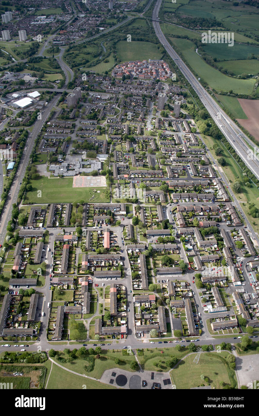 Vista aerea case suburbane blocchi a torre di campi da gioco campi paese Chester Road autostrada M6 Chelmsey legno Solihull Foto Stock