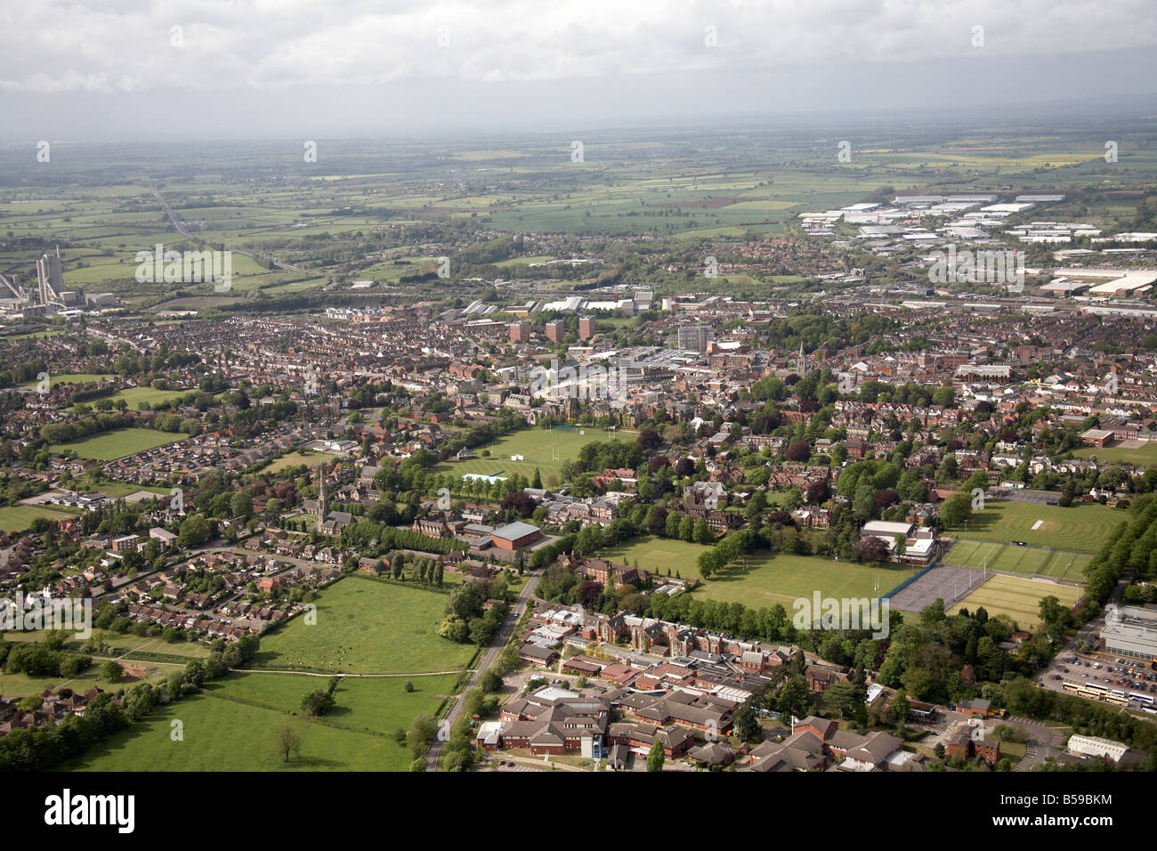 Vista aerea a nord-ovest di case suburbane campi da gioco campi da tennis Barby Road Dunchurch Road Rugby Warwickshire CV22 Inghilterra Foto Stock