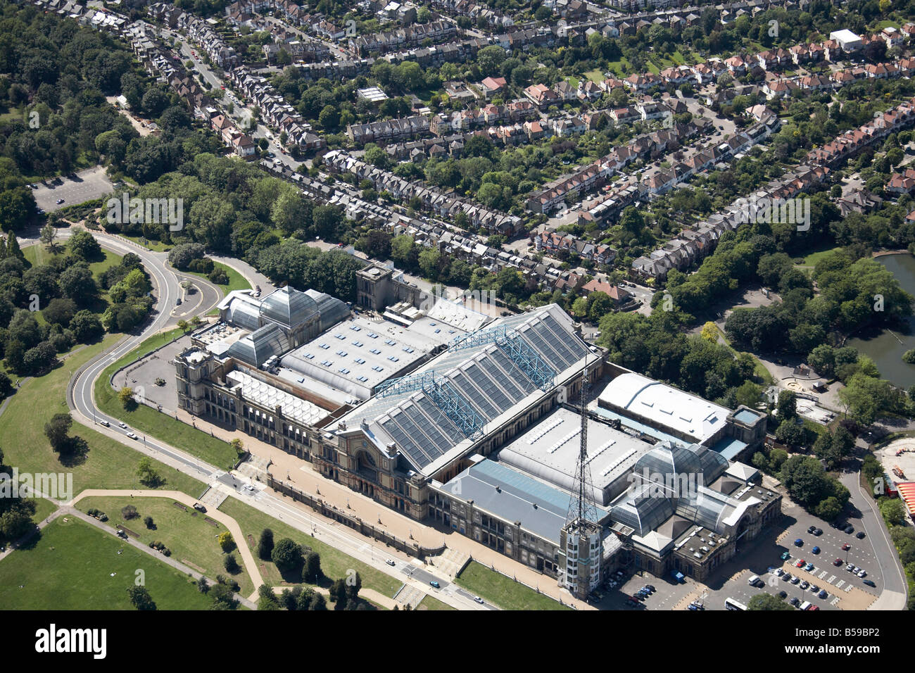 Vista aerea a nord-ovest di Alexandra Palace parco verde di legno case suburbane alberi Muswell Hill Duchi Avenue London N22 N10 Englan Foto Stock