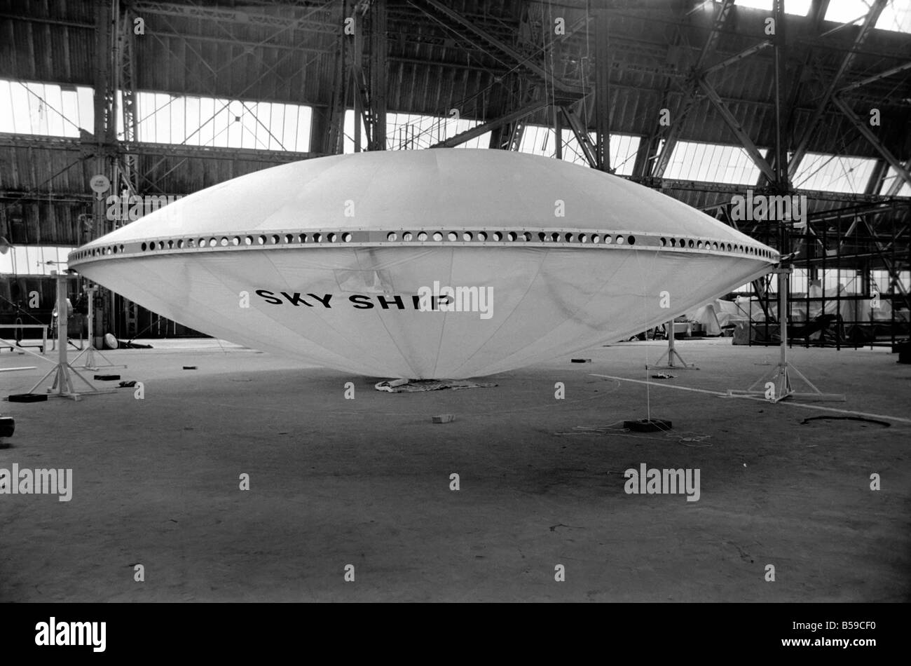 Un Flying Saucer si era visto a Cardington, letti. con una trentina di ft. diametro il prototipo di quello che sarà il mondo═s flyin più grande Foto Stock