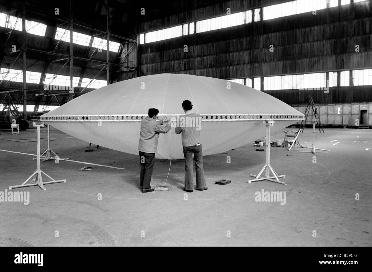 Un Flying Saucer si era visto a Cardington, letti. con una trentina di ft. diametro il prototipo di quello che sarà il mondo═s flyin più grande Foto Stock