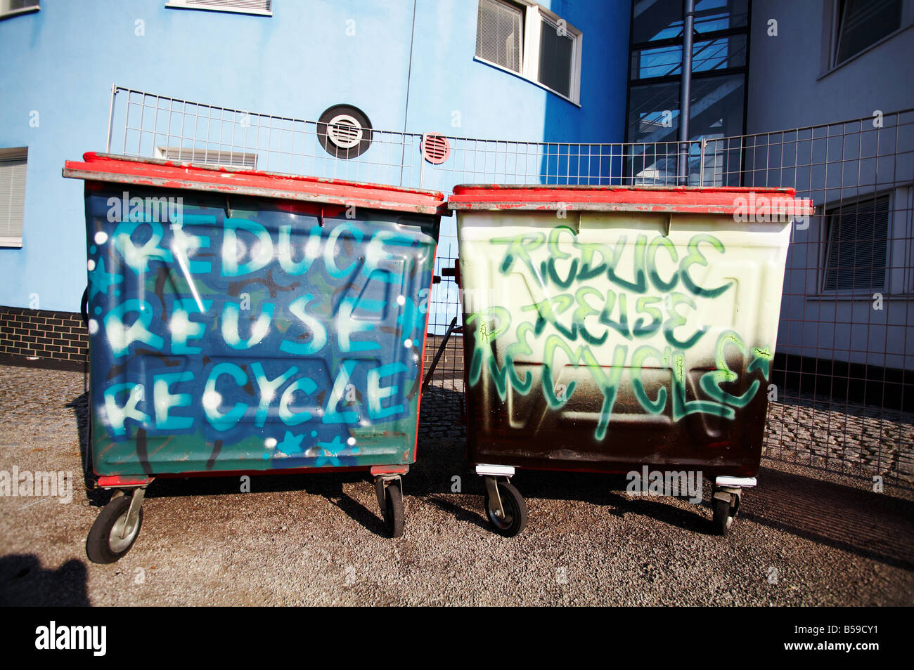 Riciclare gli scomparti di riciclaggio ambiente pulito rifiuti graffiti Foto Stock