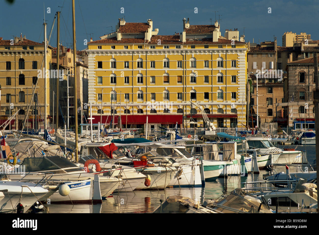 Vista sul Vieux Port, Marseille, Bouches-du-Rhone, Provenza, Francia, Mediterraneo, Europa Foto Stock