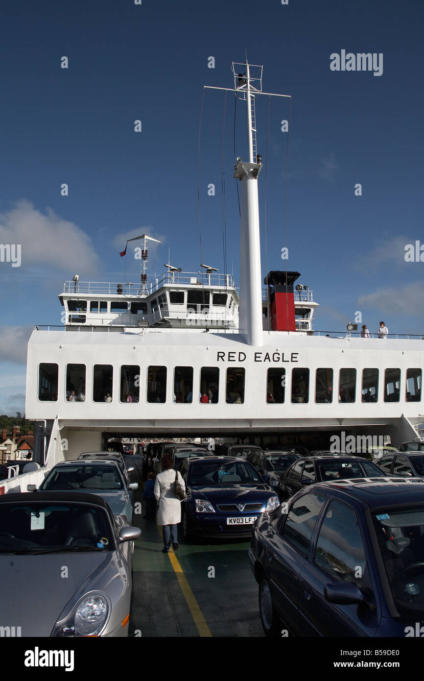 Imbuto Rosso Red Eagle auto e veicoli passeggeri del traghetto deck Isle of Wight England Regno Unito Foto Stock