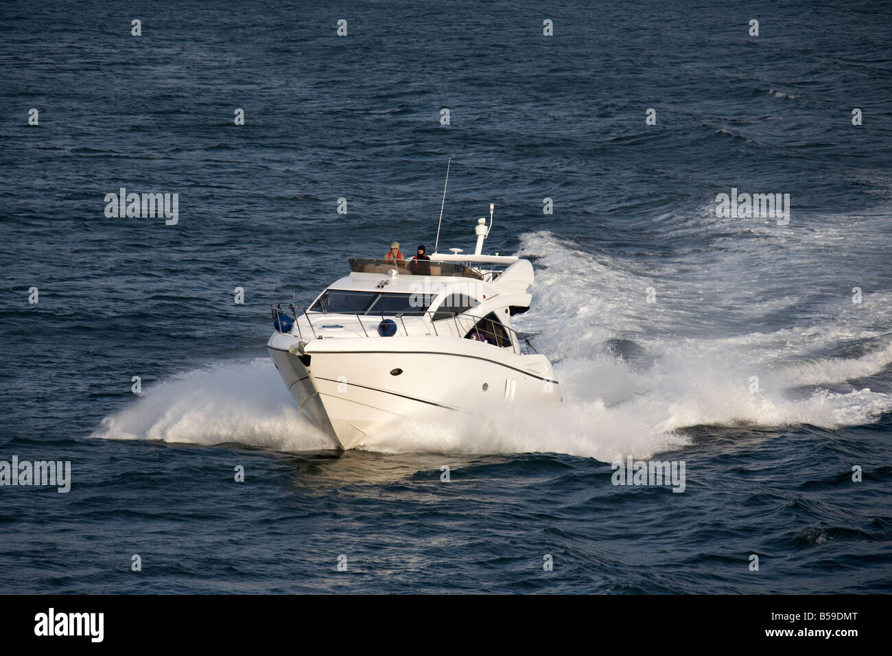 Il motore di lancio o crociera in barca a vela sulla velocità di Southampton acqua nella luce della sera England Regno Unito Foto Stock
