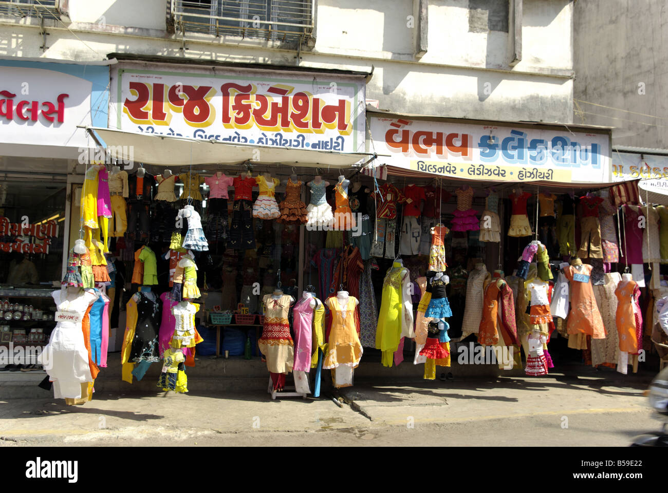 Tipici negozi di abbigliamento, Valsad, Gujarat, India. Foto Stock