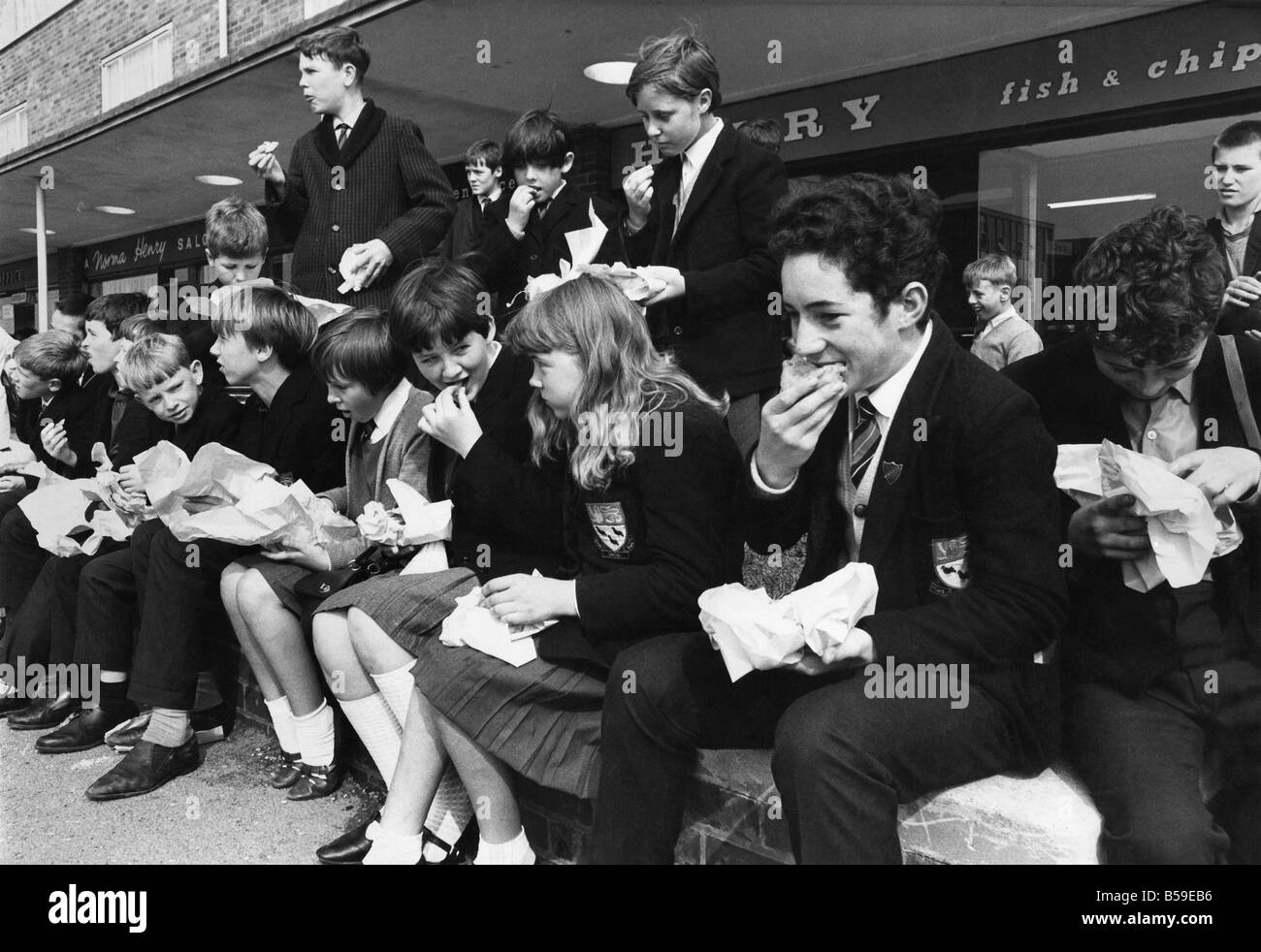 Bambini a sant Agostino scuola secondaria in Hugton, mangiare panini, pesce e patatine durante i pasti scolastici controversie ;Sett. 1967 Foto Stock