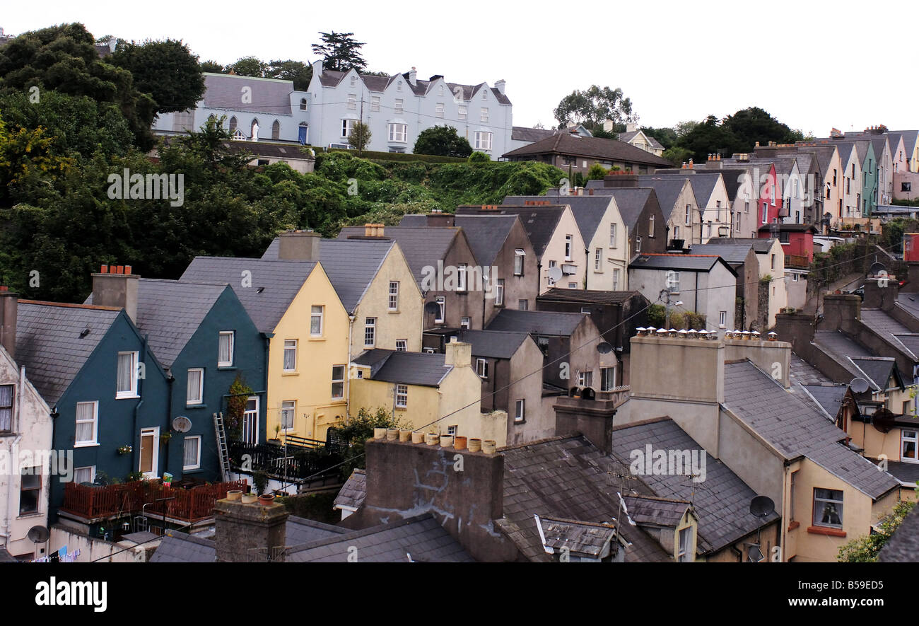 Multi-colore di case a schiera nella città di porto di Cobh, Repubblica di Irlanda. Foto Stock