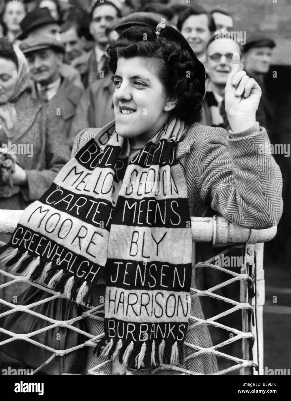 Sheila Bowes di Driffield, Yorkshire un tenace sostenitore di Hull City indossando la sciarpa che ha lavorato a maglia con la Hull City i giocatori Foto Stock