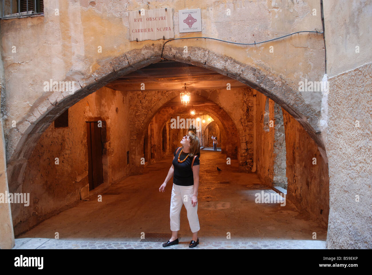 Villefranche medievale passaggio voltato modi La Rue oscure a Villefranche nel sud della Francia Foto Stock