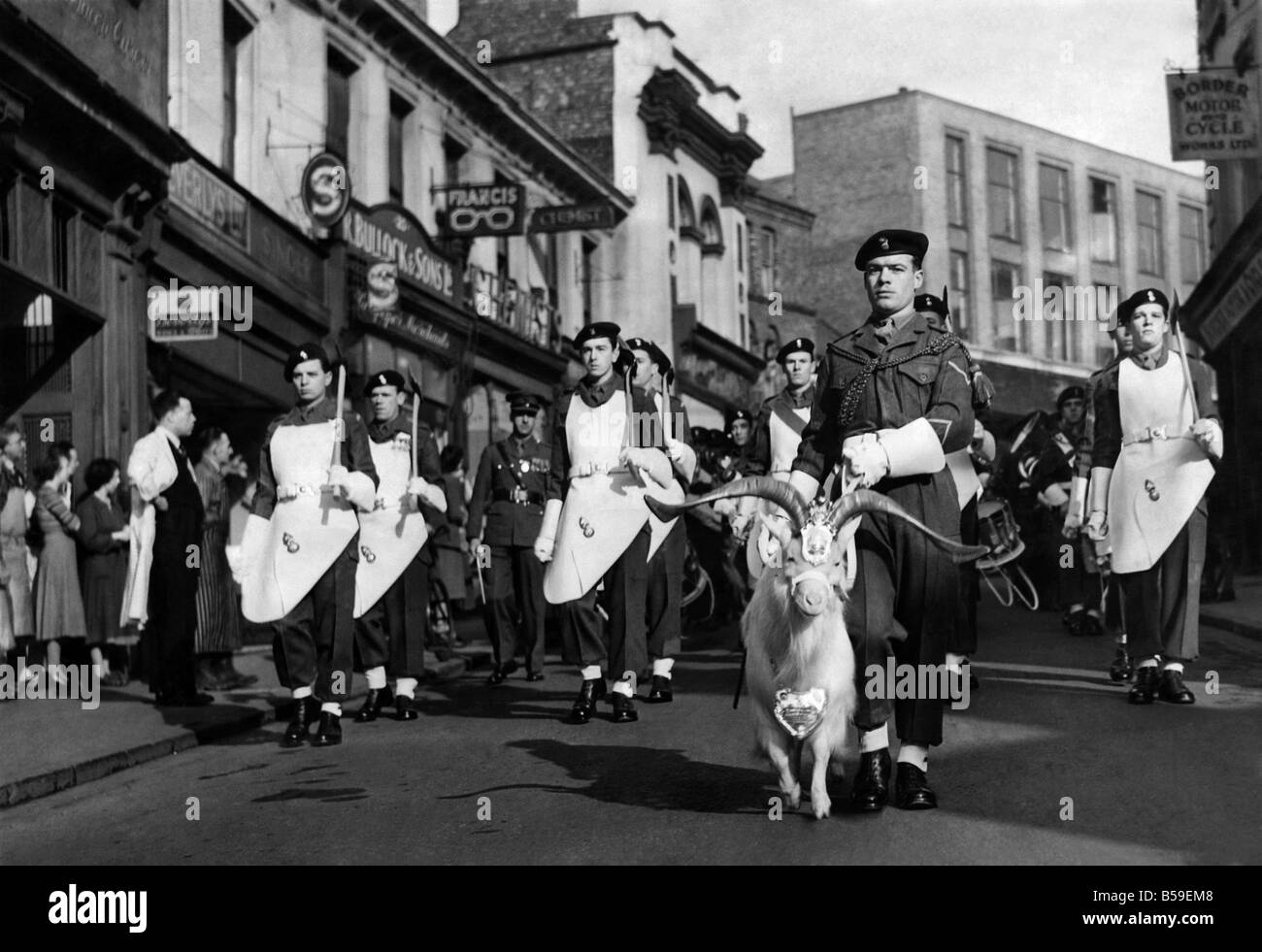 Billy la capra in perfetta fase con la sua capra principali tenente Caporale Howard Bodinnar di Coventry, conduce la parata seguita da pionieri in marcia attraverso le strade di Wrexham. ;Febbraio 1951 ;P005719 Foto Stock
