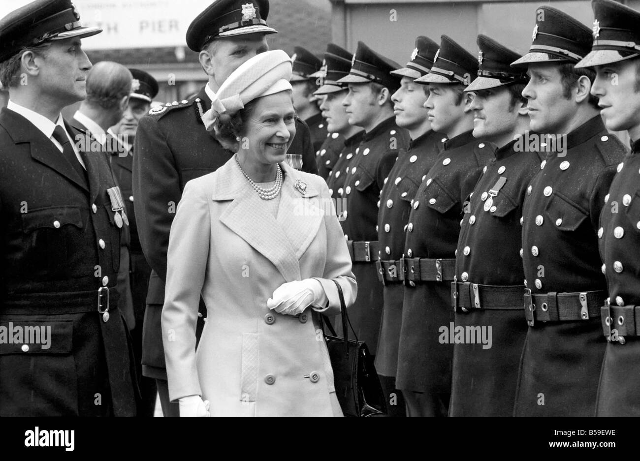 Sua Maestà la Regina Elisabetta II incontro reclute della Londra Vigili del fuoco a Lambeth come parte del argento celebrazioni giubilari. ;Giugno 1977 ;R77-3272 Foto Stock