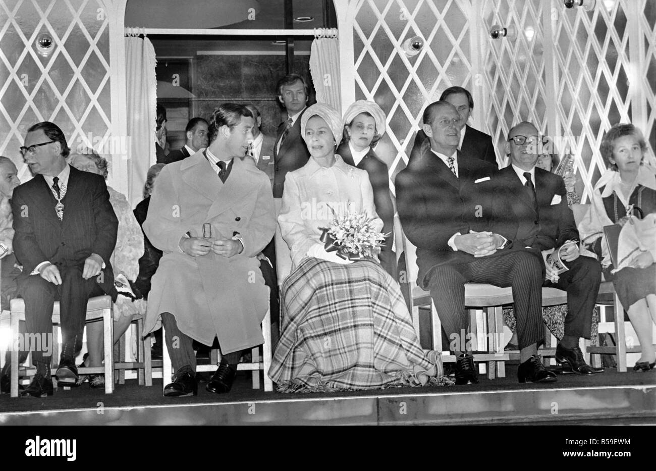 Sua Maestà la Regina Elisabetta II, il Principe Filippo , Duca di Edimburgo e il Principe Charles raffigurata sulla terrazza del County Hall come il fiume Pageant superato da durante questa sera la pioggia. Il corteo è parte dell'argento celebrazioni giubilari;Giugno 1977 ;R77-3277 Foto Stock