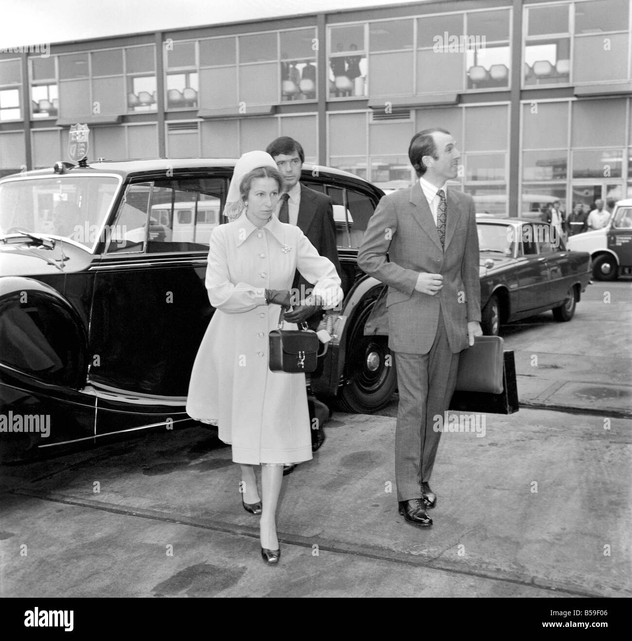 La principessa Anna e del Capitano Mark Phillips di lasciare l'aeroporto di Heathrow oggi per Washington. &#13;&#10;Giugno 1977 &#13;&#10;R77-3376 Foto Stock