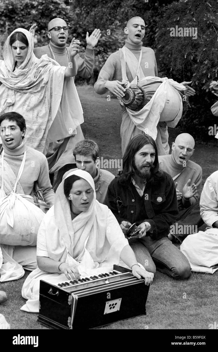 George Harrison dei Beatles nella foto tra il buddista gruppo americano, il Radha Krishna Temple. Agosto 1969 ;Z08251-010 Foto Stock