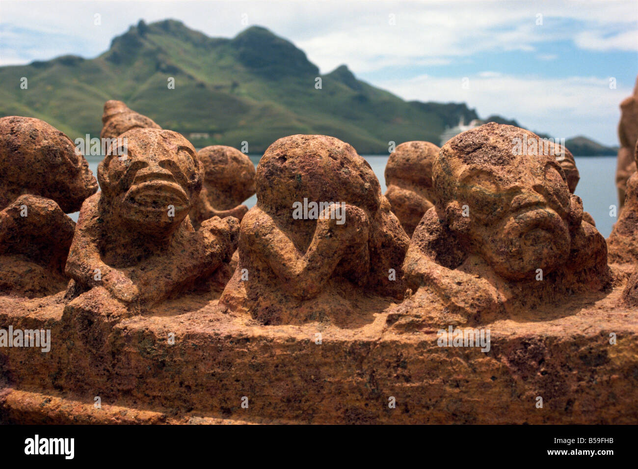 Le sculture al Parco Tiki Taiohae su Nuku Hiva nelle isole Marchesi Polinesia Francese Pacific Foto Stock