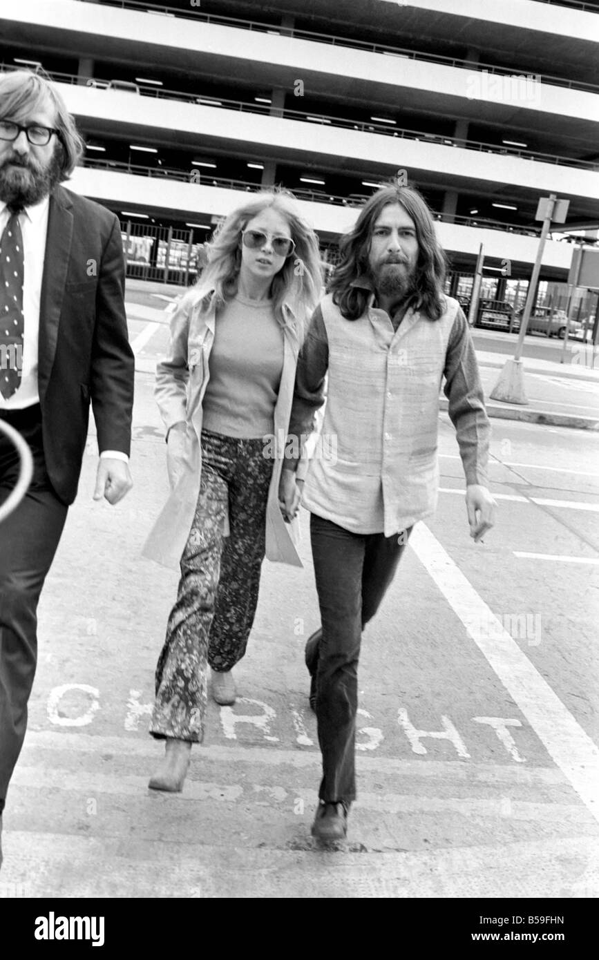George Harrison dei Beatles con sua moglie Tortino a Heathrow oggi dopo aver visto offhis amico Bob Dylan. Sett. 1969 Z08379-00 Foto Stock