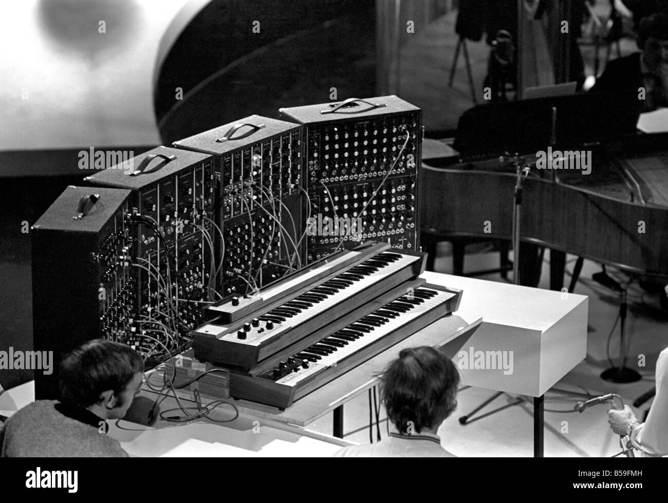 Ringo Starr, Spike Milligan, Lulu e Dudley Moore provano i film di natale. 
Gennaio 1970 
Z12328-001 Foto Stock