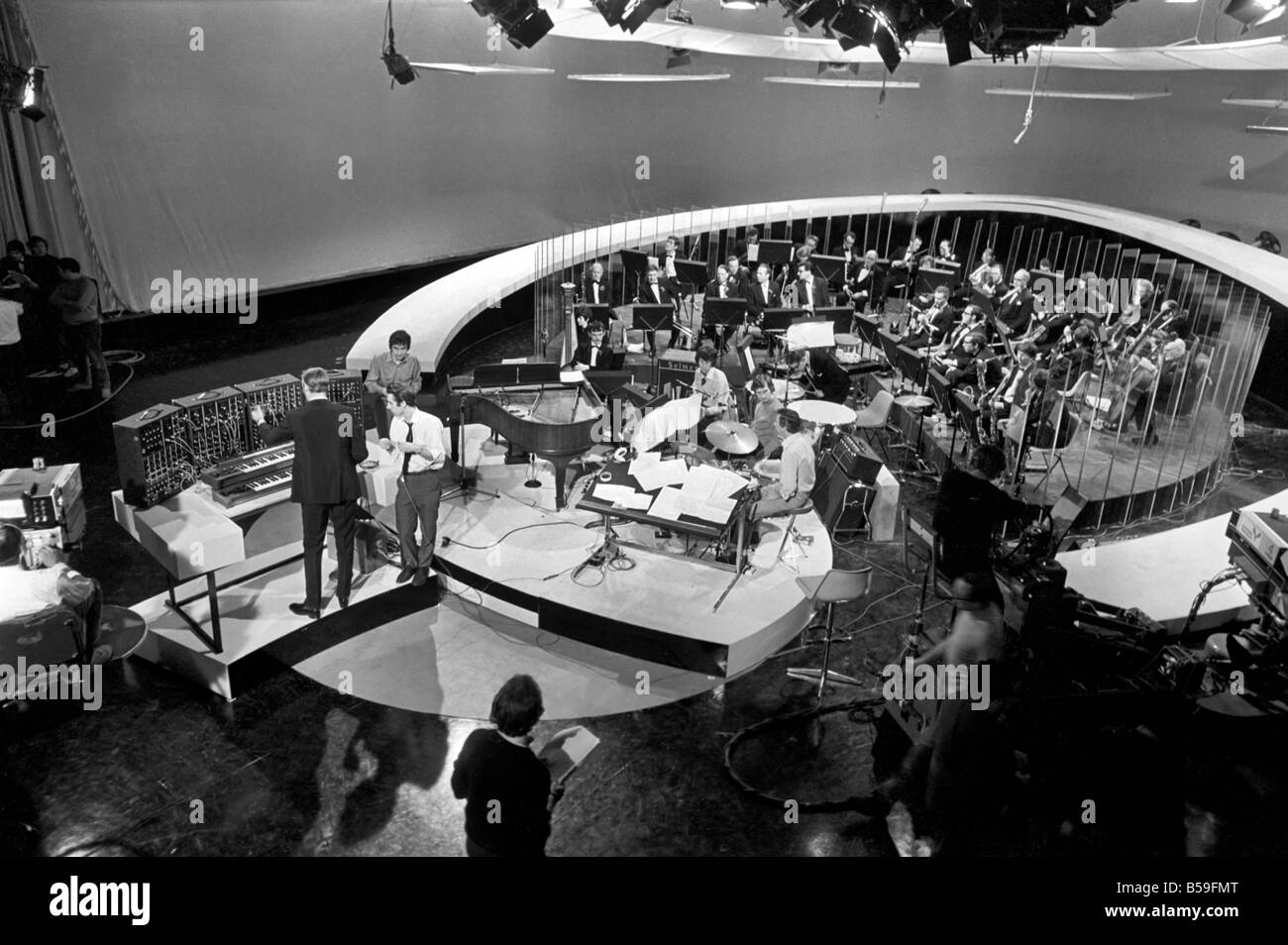 Ringo Starr, Spike Milligan, Lulu e Dudley Moore provano i film di natale. 
Gennaio 1970 
Z12328-005 Foto Stock