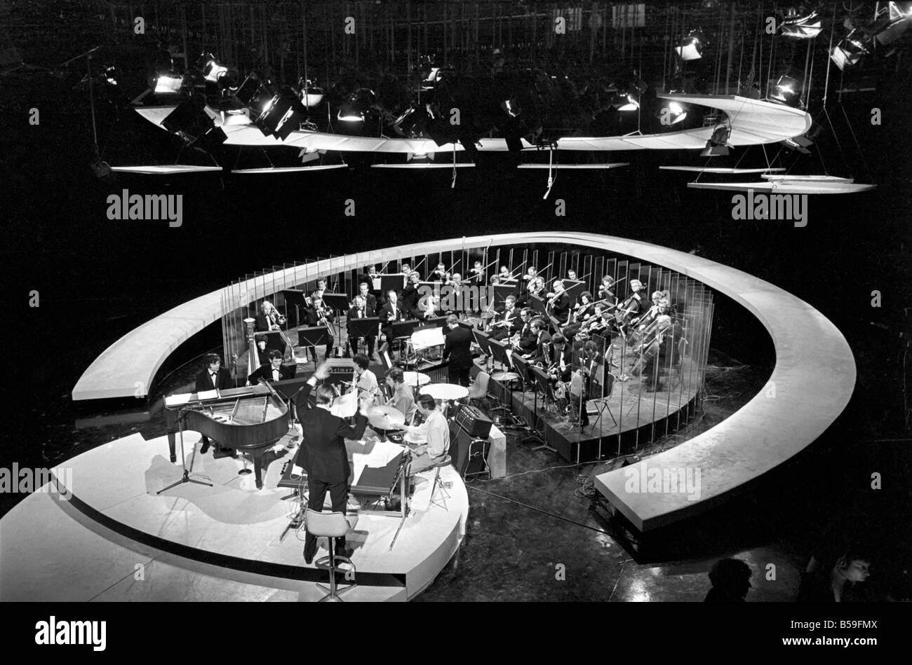 Ringo Starr, Spike Milligan, Lulu e Dudley Moore provano i film di natale. 
Gennaio 1970 
Z12328 Foto Stock