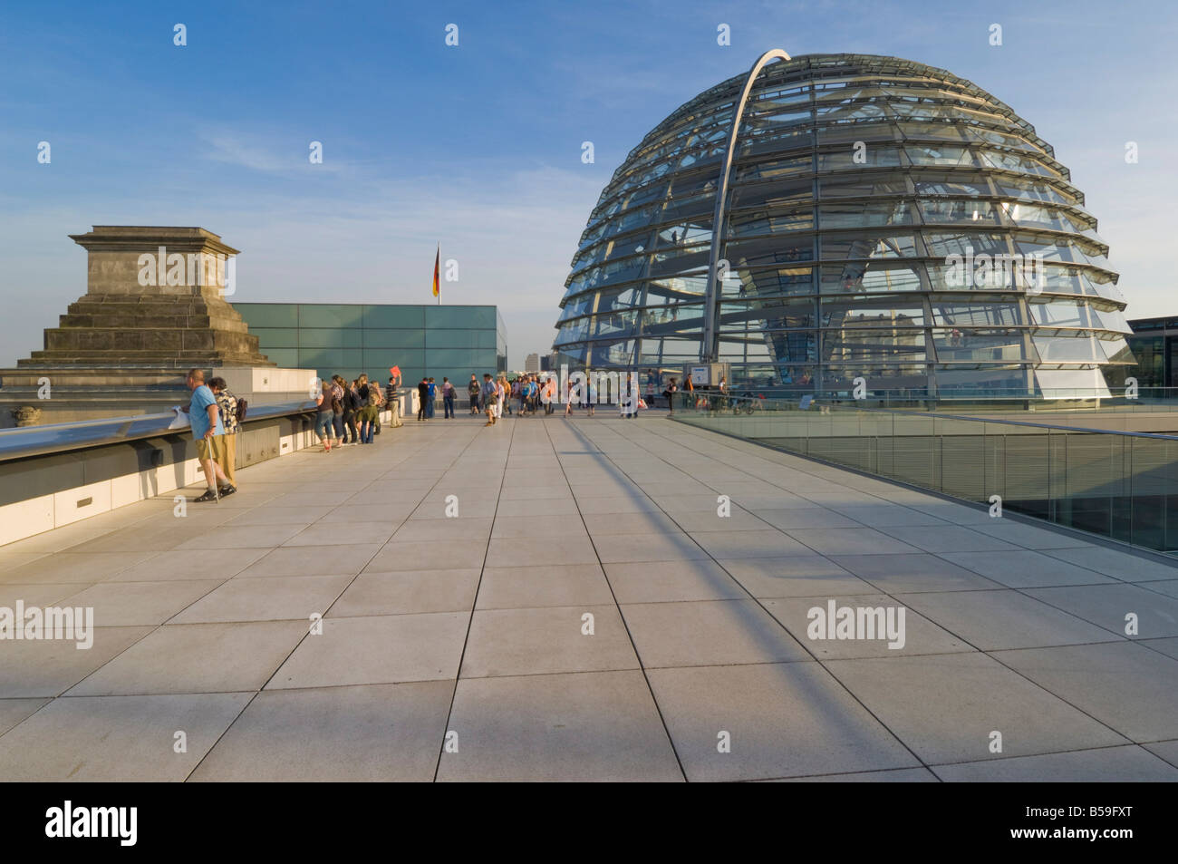 I turisti sulla terrazza sul tetto del famoso Reichstag con la sua famosa cupola di vetro, Berlino, Germania Foto Stock