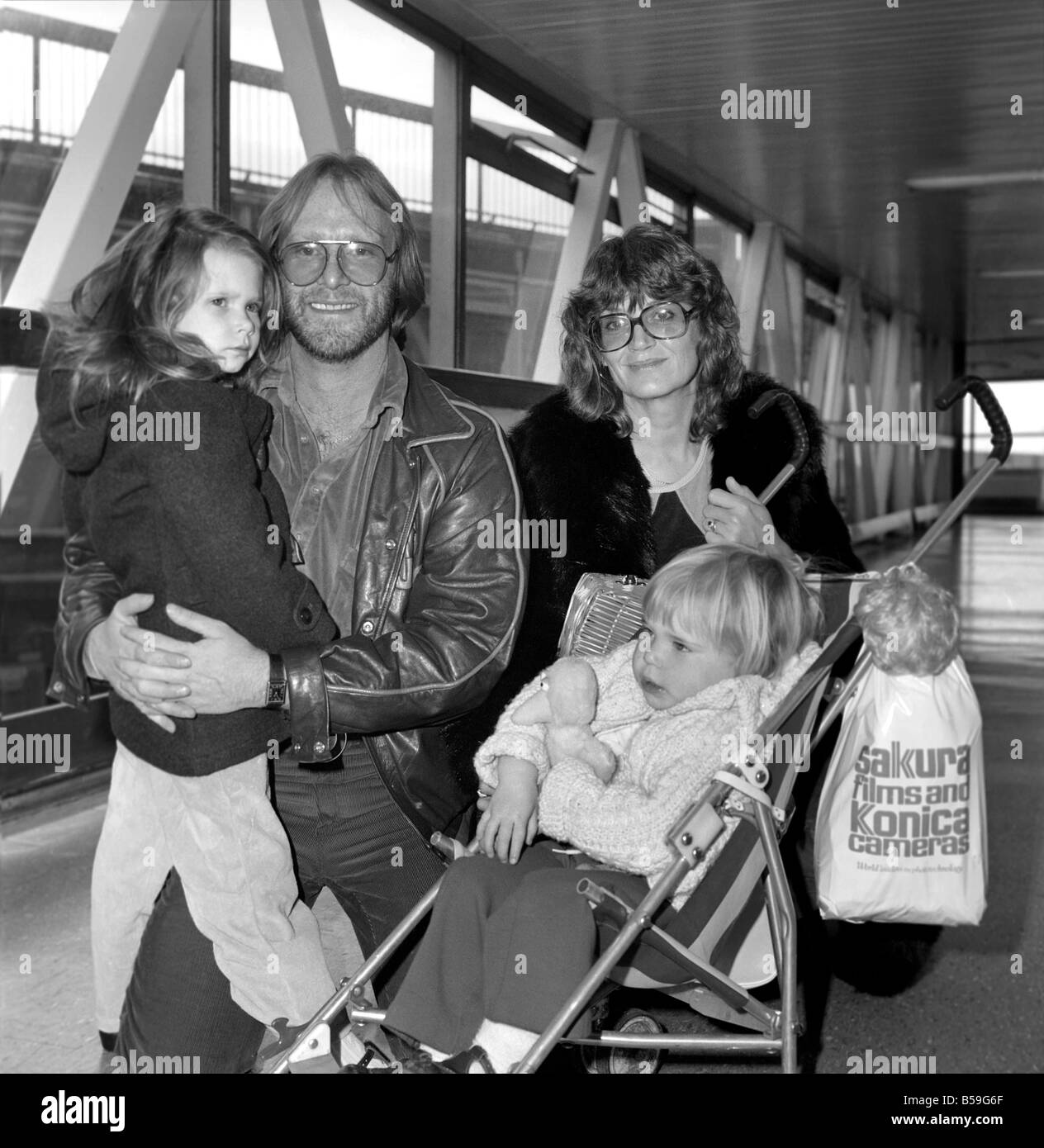 Intrattenimento: Televisione: 'Minder' attore TV Denis Waterman con sua moglie Pat e figlia Julia, di età compresa tra i 2 e Hannah, di età compresa tra i 5 Foto Stock