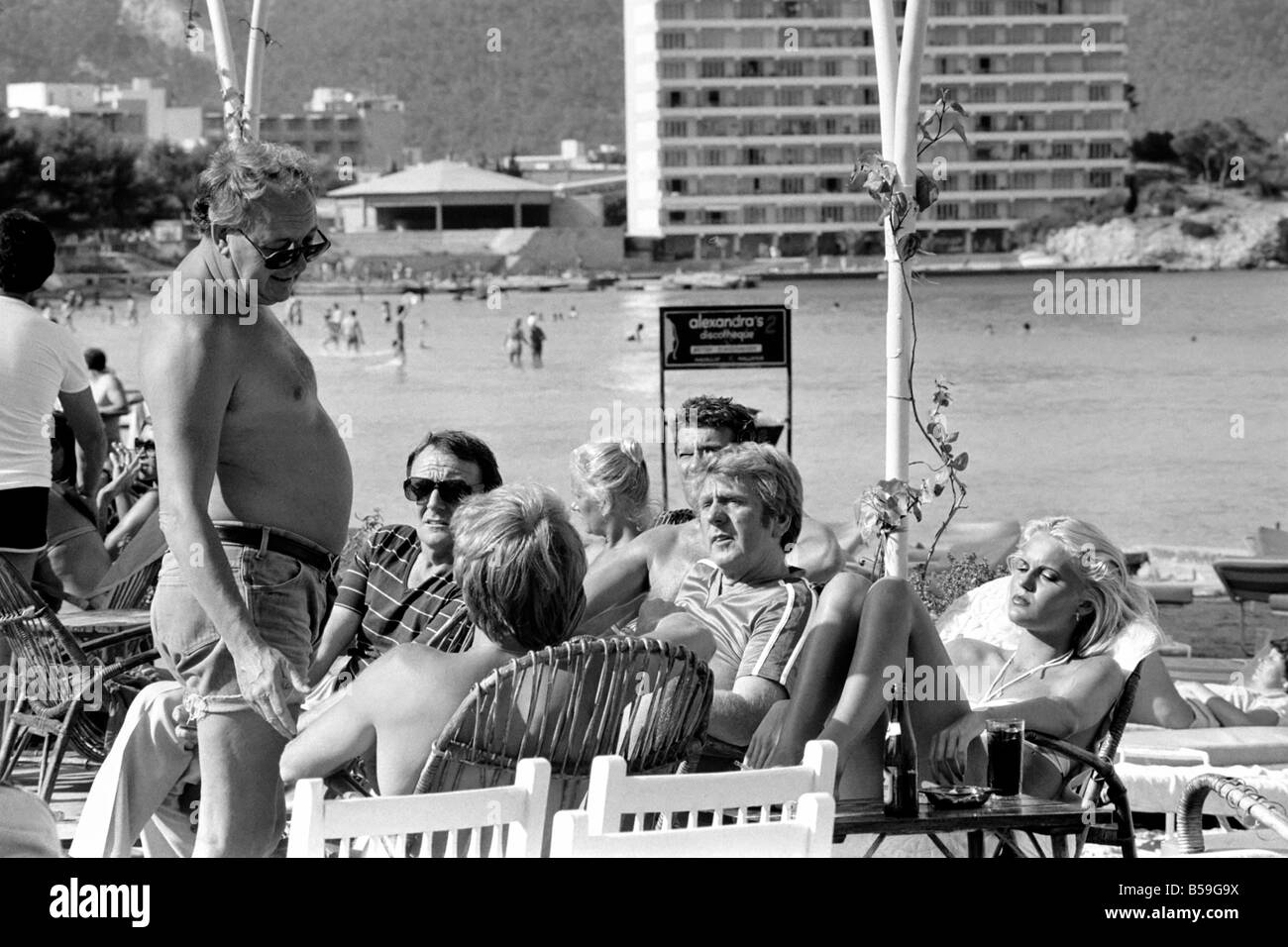 Freddie Laker sulla sua barca a motore di Maiorca. 81-03733 Foto Stock