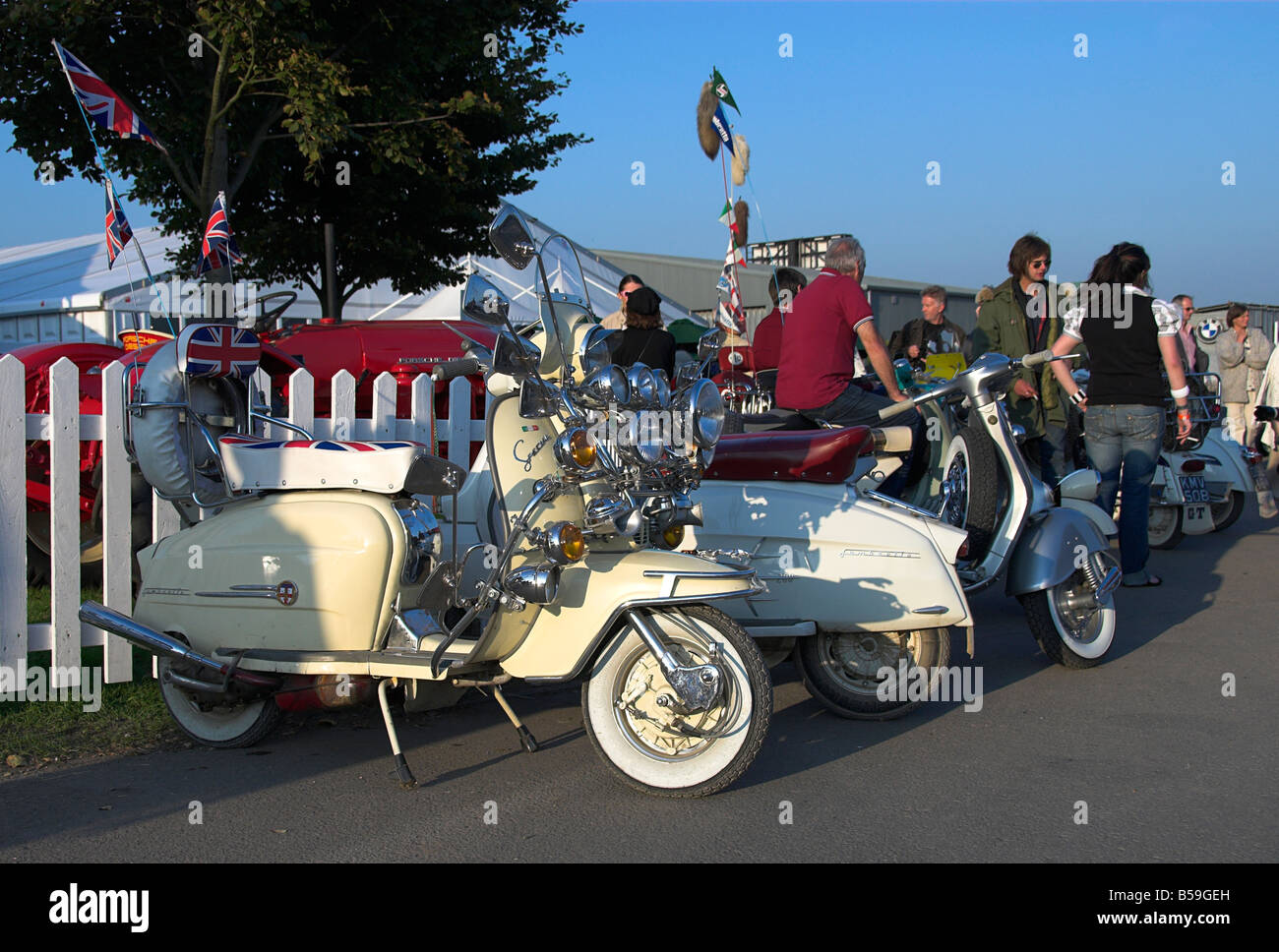 Gruppo di Mods con i loro scooter a Goodwood Foto Stock