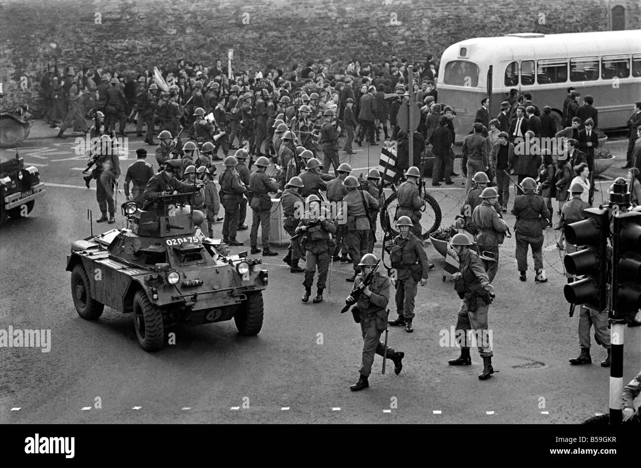 Casalinghe sedersi di protesta e di disturbo in Londonderry, Irlanda del Nord. Truppe forzando il mob fuori Shipquay Street.OTT. 196 Foto Stock
