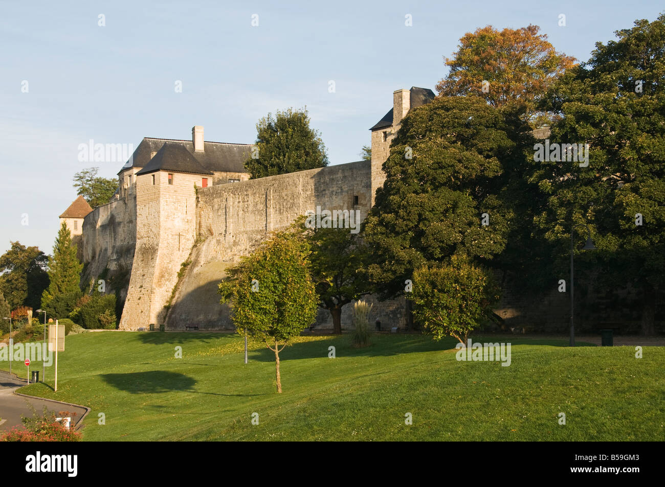 Elk204 CN02 Francia Caen Chateau esterno bastioni Guglielmo il Conquistatore 1060 ANNUNCIO Foto Stock