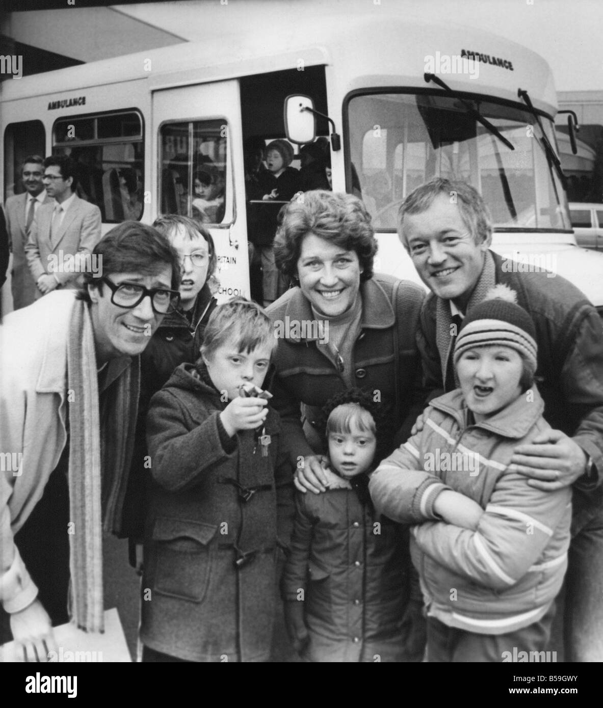 Le ombre s Hank Marvin presso il bus handover con l r Neal Armstrong 13 Kevin Coolson 11 preside Elsie Nicholson Joanne campana 4 compagni di ombra Brian Bennett e Michael Slee 11 Foto Stock