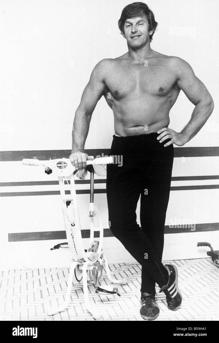 David Prowse, 6ft 7 ins e 19 pietra, mantenere-fit istruttore e attore. Egli ha svolto il ruolo di Darth Vader.;24 marzo 1970. Foto Stock