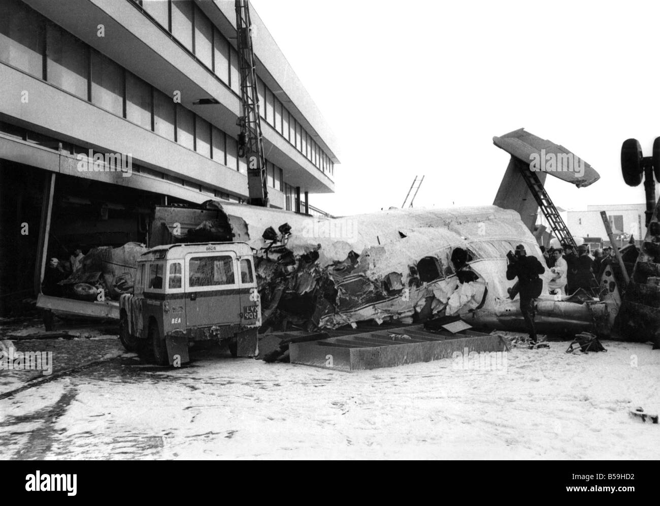 Tutto ciò che resta del velivolo Elizabethan incorporati nel vano di carico del numero 1 terminale, dopo il suo incidente a Aeroporto di Londra Foto Stock