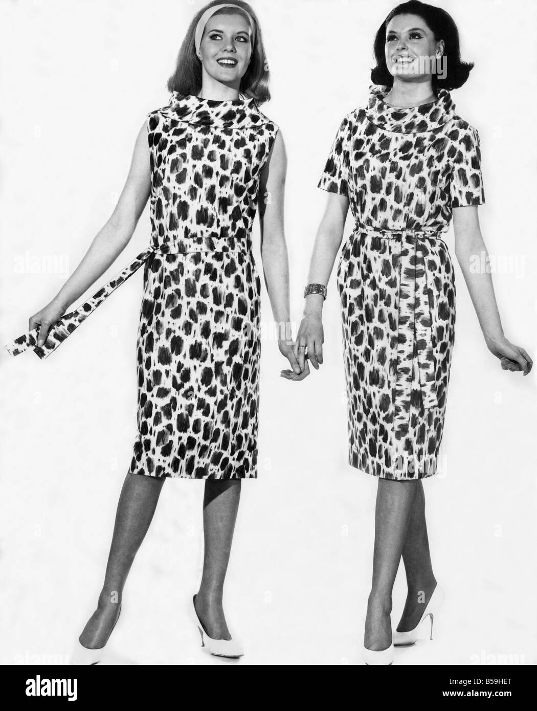 Sveglia Mode 1964:00:00 Maureen Walker e Gloria James visto qui la modellazione di abiti estivi con un moderno Tessuto di stampa. Apr. Foto Stock
