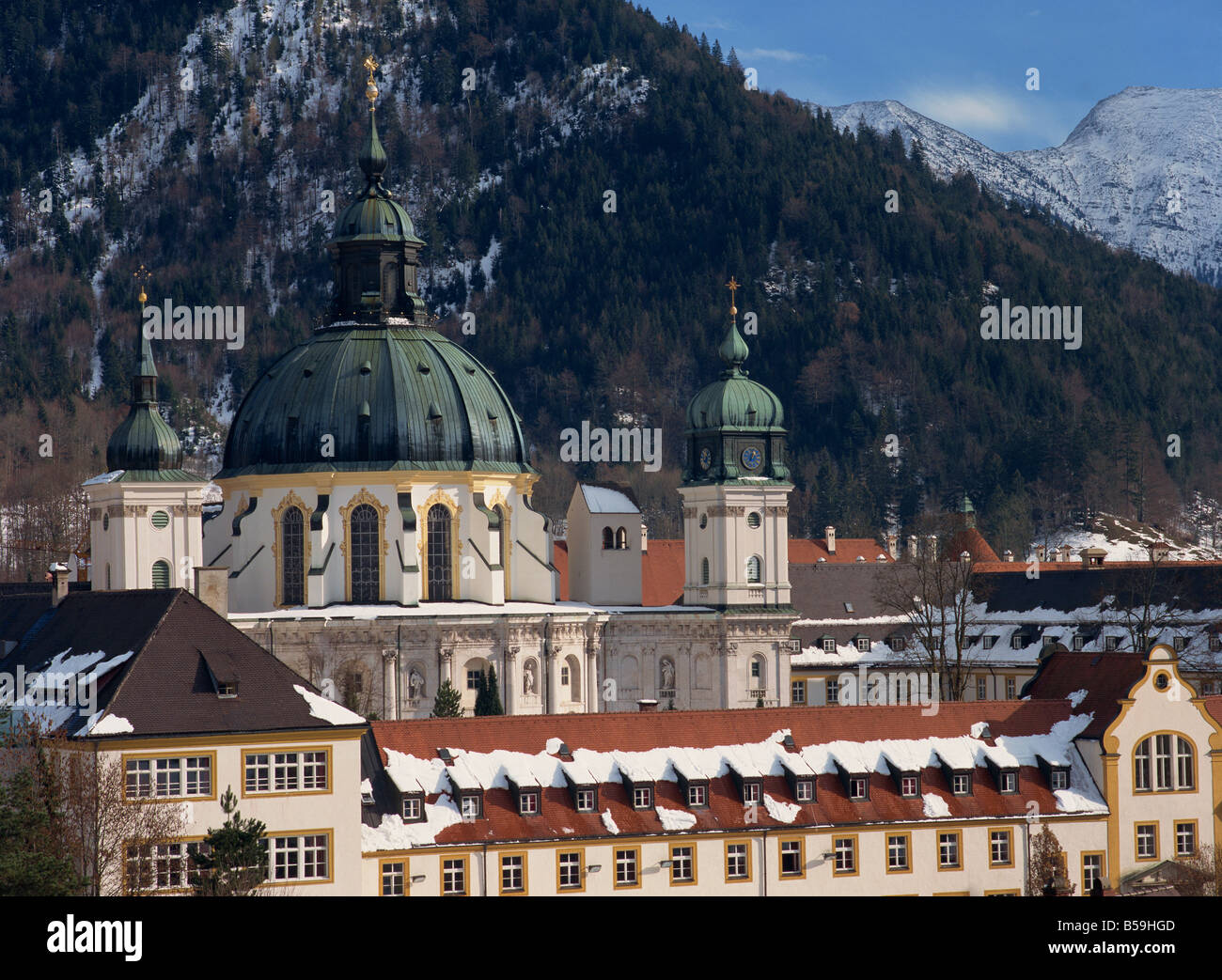 Le cupole e i campanili di Ettal Abbey in inverno in Baviera Germania C Bowman Foto Stock