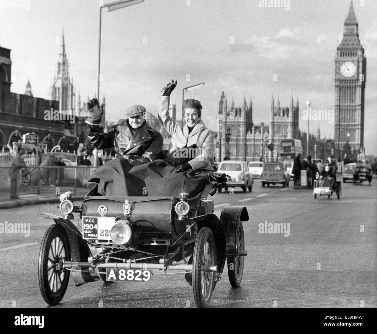 L'attrice Dina Sheridan visto qui attraversando Westminister Bridge in annuale di Londra a Brighton Veteran Car Run. Novembre 1966 Foto Stock