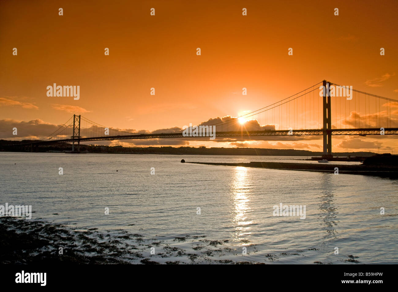 Autunno luce della sera oltre il Ponte di Forth Rail da North Queensferry Regione Fife Scozia UK Foto Stock